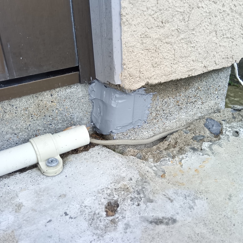 建物基礎の割れ目をパテで埋める