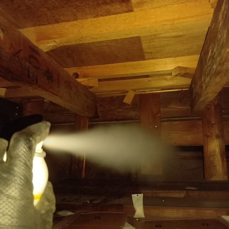 屋根裏に忌避剤をスプレー