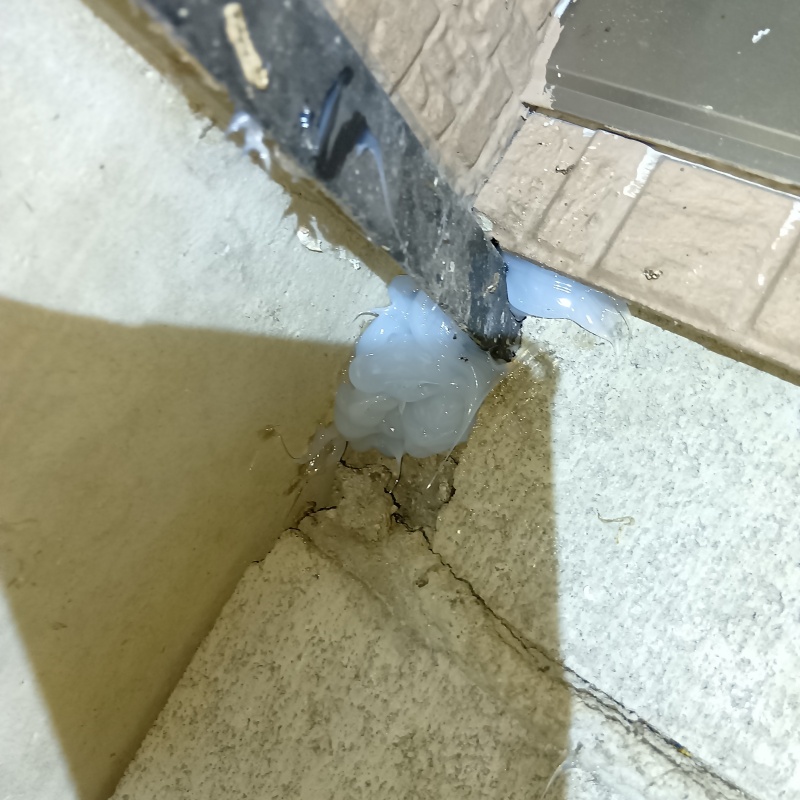 床の割れ目をパテで封鎖
