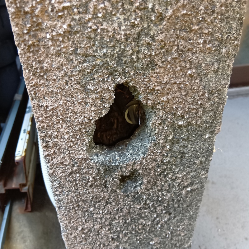 大きく開いた穴