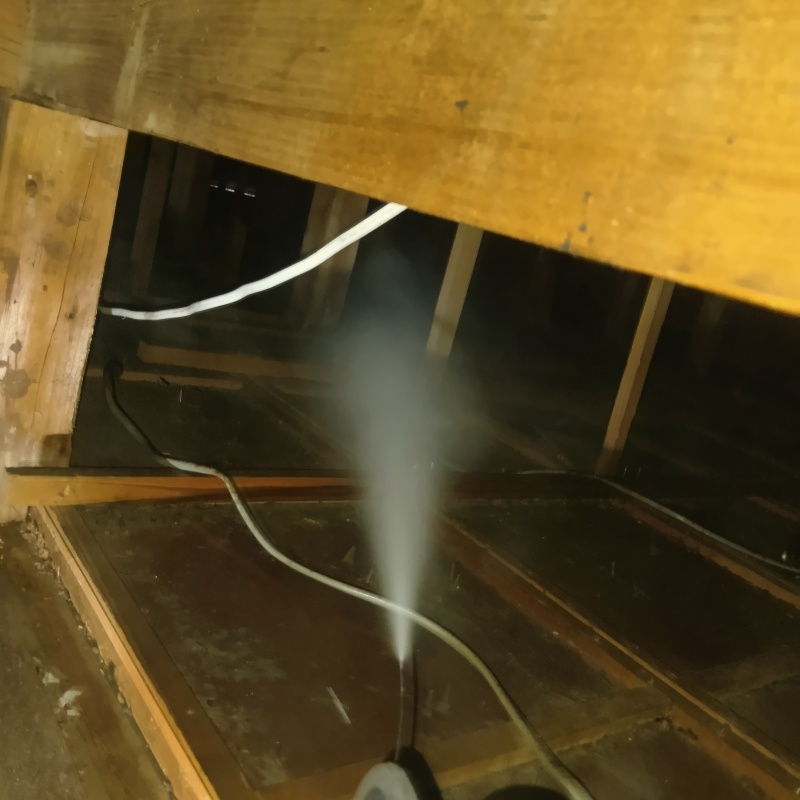 噴射器で忌避剤を散布