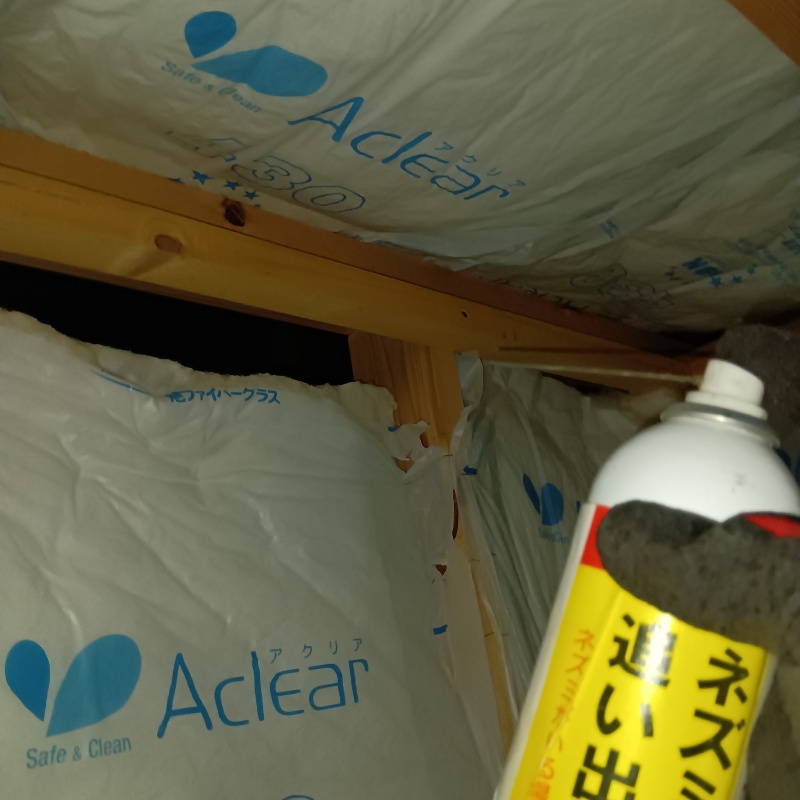 屋根裏に忌避剤をスプレー
