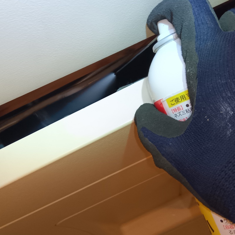 天井の点検口から忌避剤をスプレー