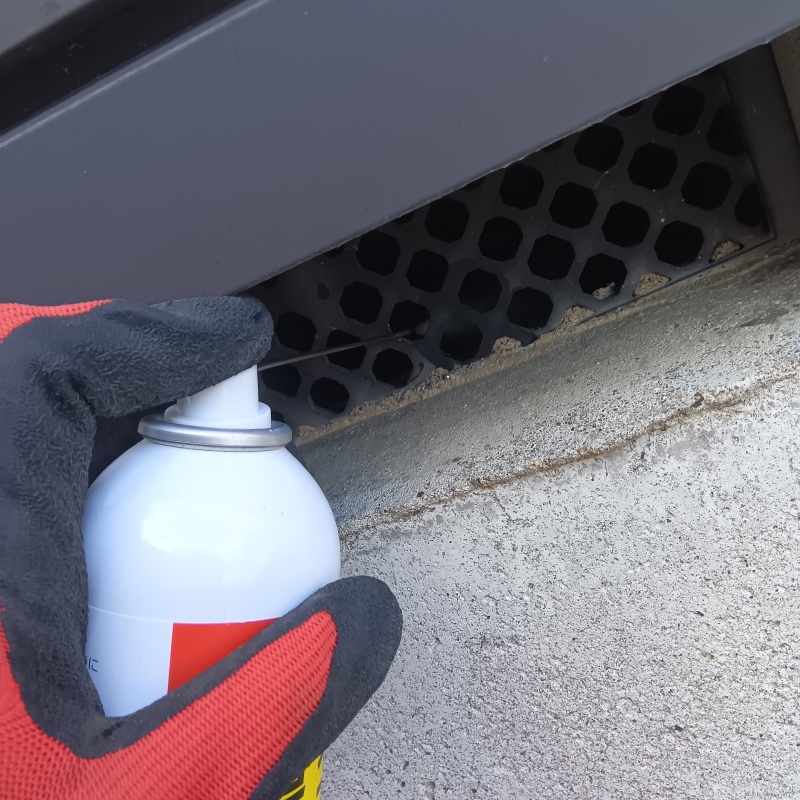 床下換気口から忌避剤をスプレー