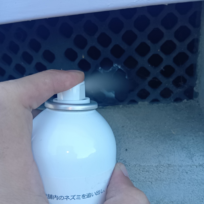 床下換気口から忌避剤をスプレー