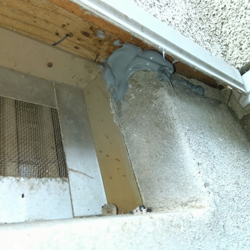 建物の基礎部分のすき間をパテで埋める