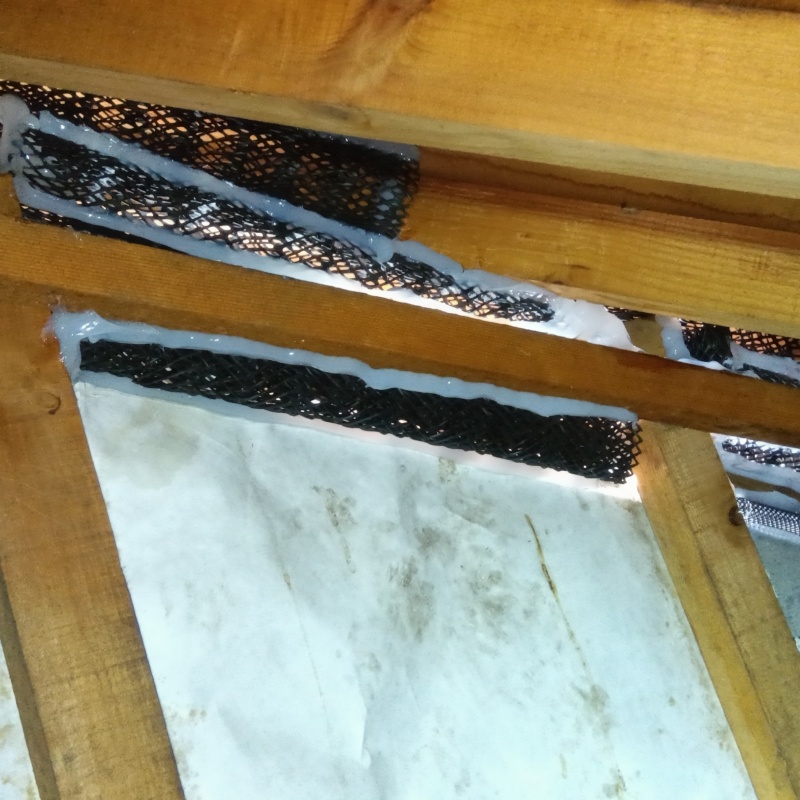 すき間をネットとパテで封鎖