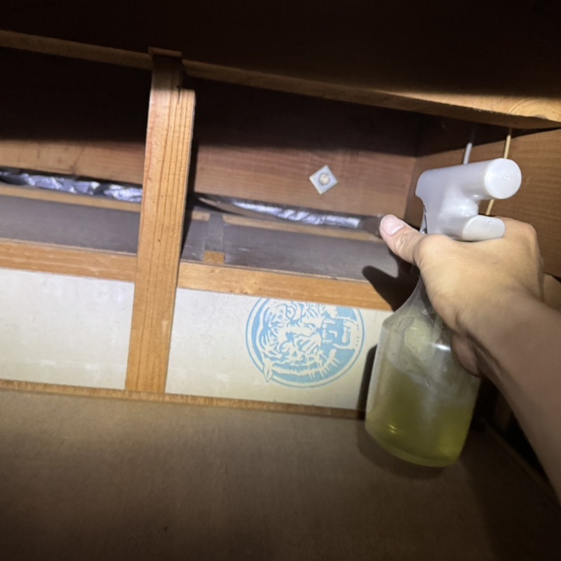 屋根裏に消臭剤を散布