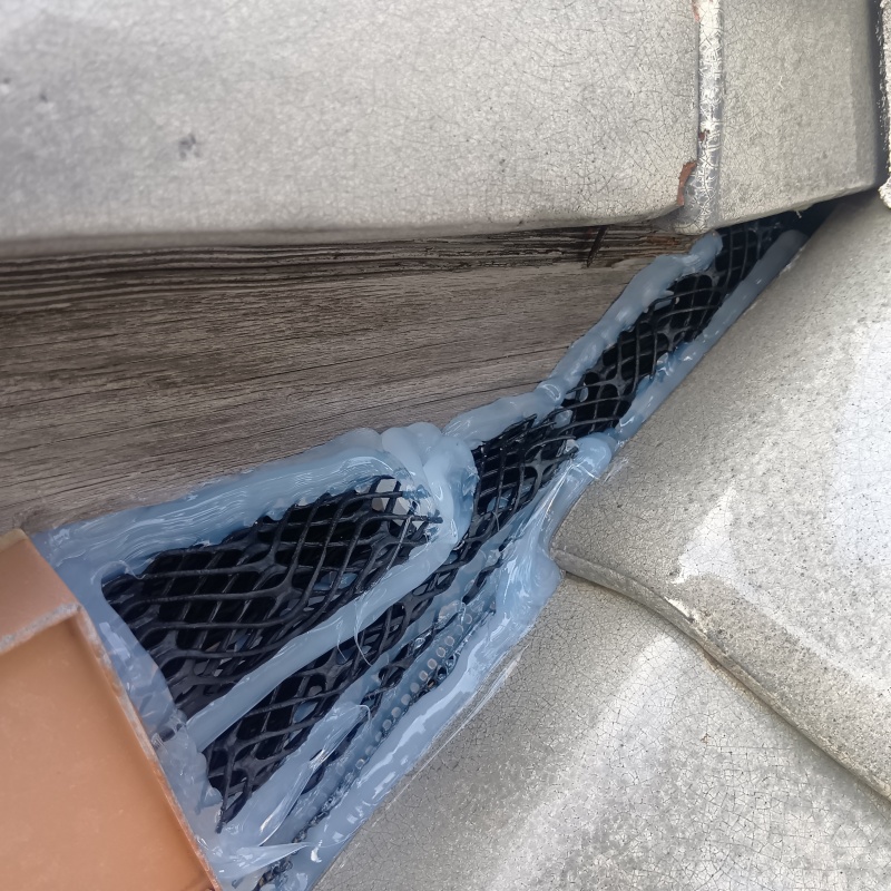 屋根のすき間をネットとパテで封鎖