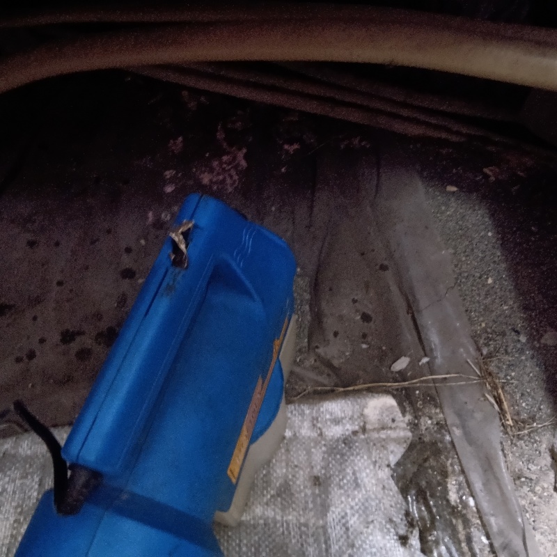 屋根裏に除菌剤を散布