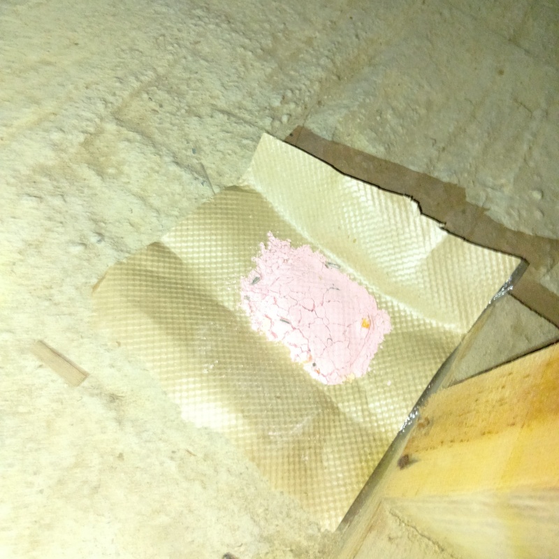 屋根裏に殺鼠剤を設置