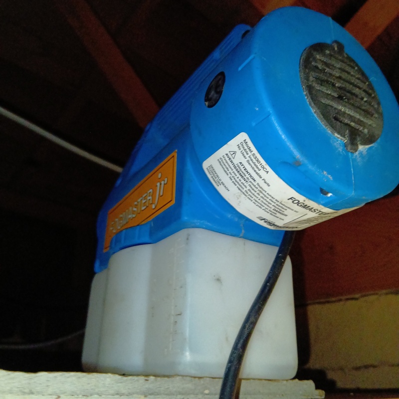 屋根裏に除菌剤を散布