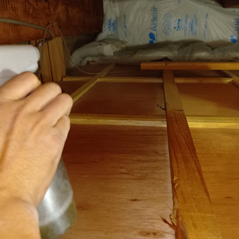 屋根裏に消臭を散布