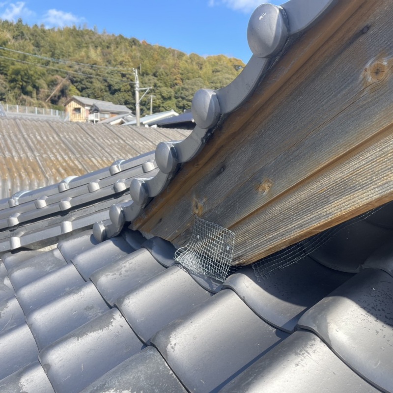 屋根の接合部分のすき間を封鎖