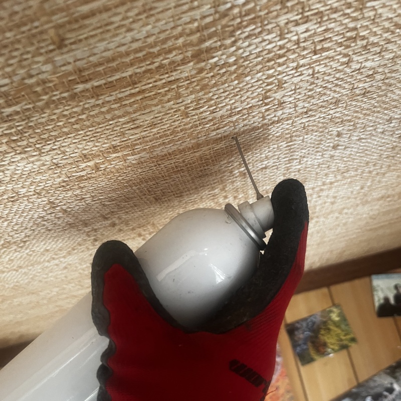 屋根裏に忌避剤をスプレー