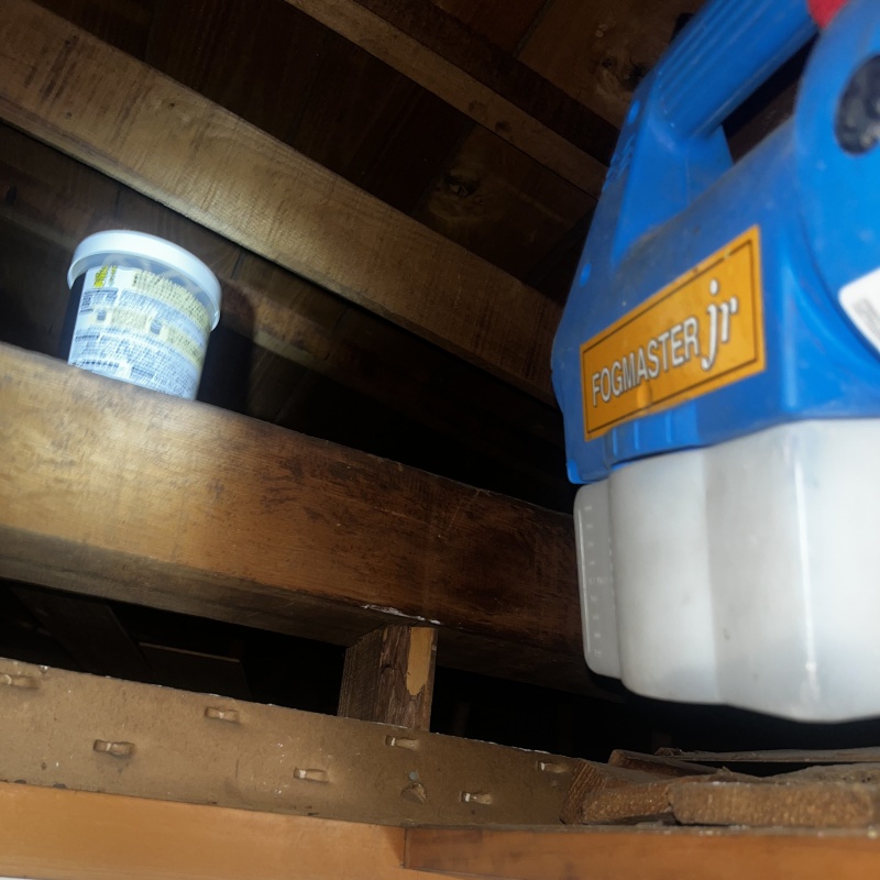 屋根裏に除菌剤を散布