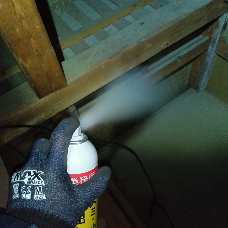 屋根裏に忌避剤をスプレー