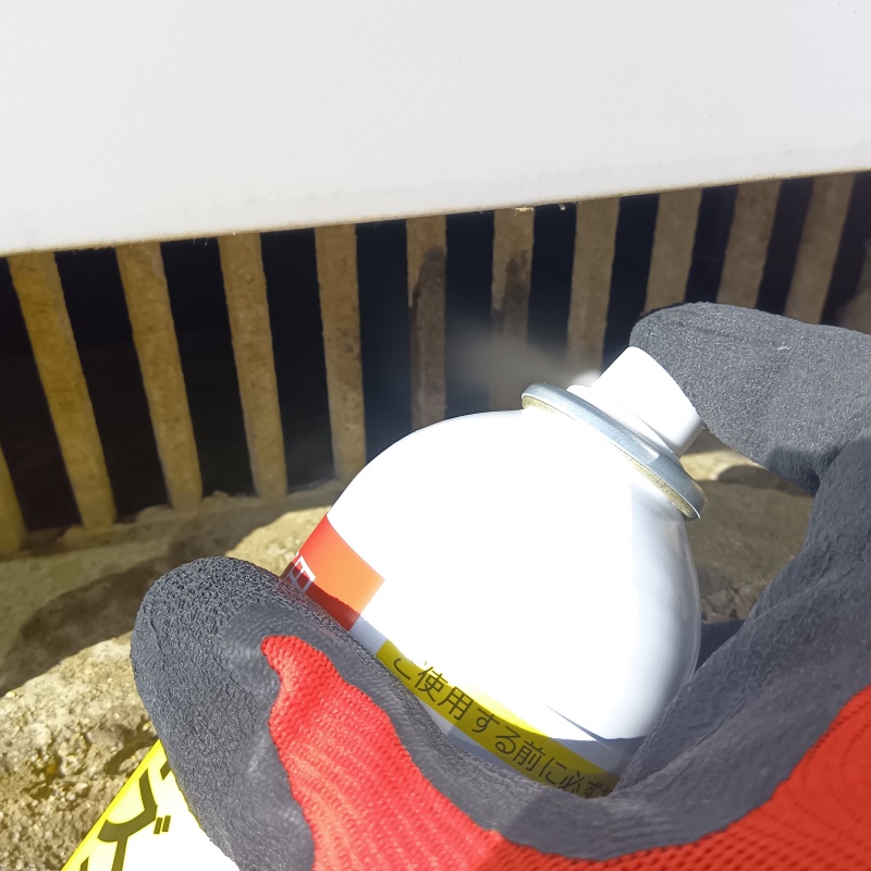 床下換気口から忌避剤をスプレー