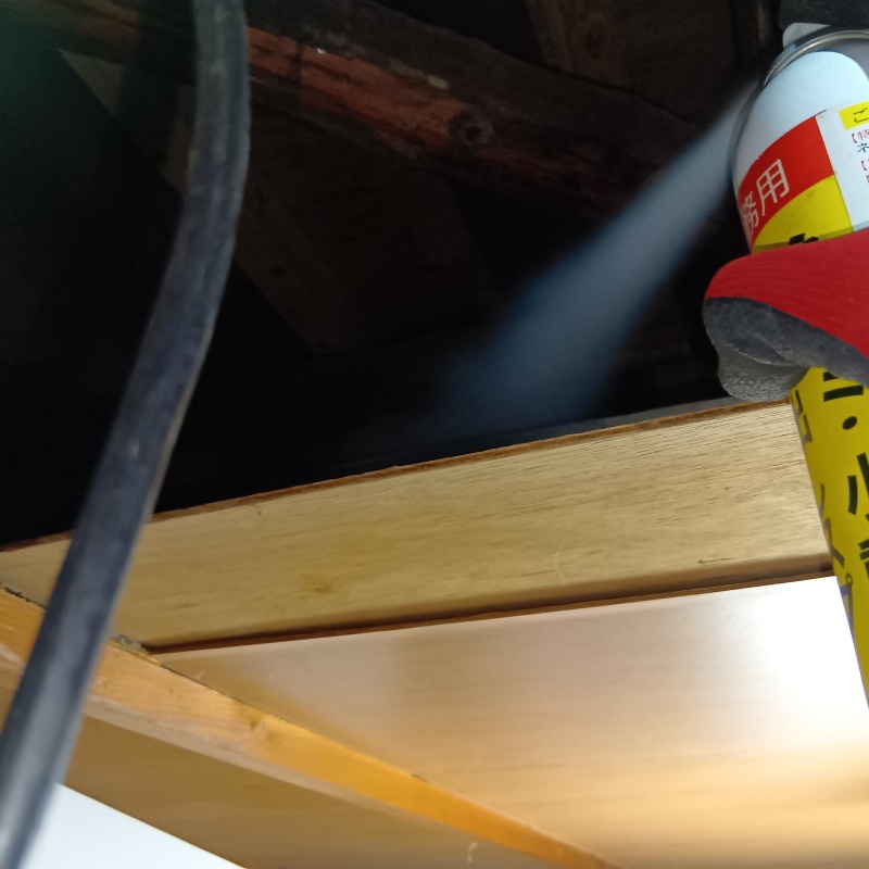 屋根裏に忌避剤をスプレー