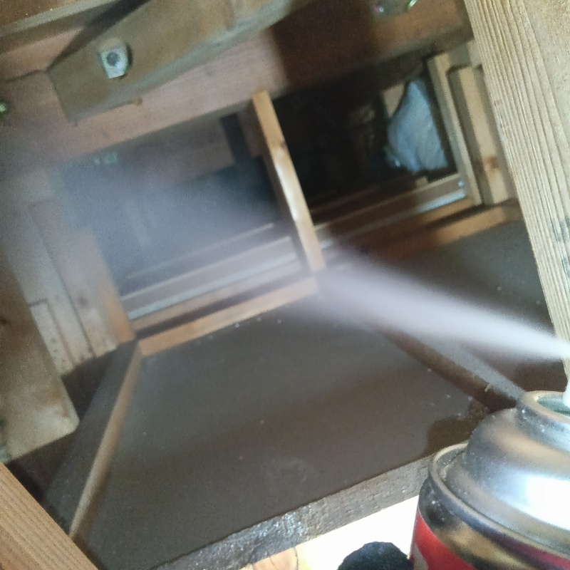 屋根裏に殺虫剤を散布