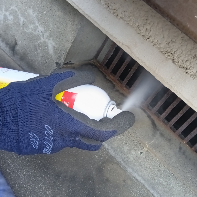 床下換気口から忌避剤をスプレー