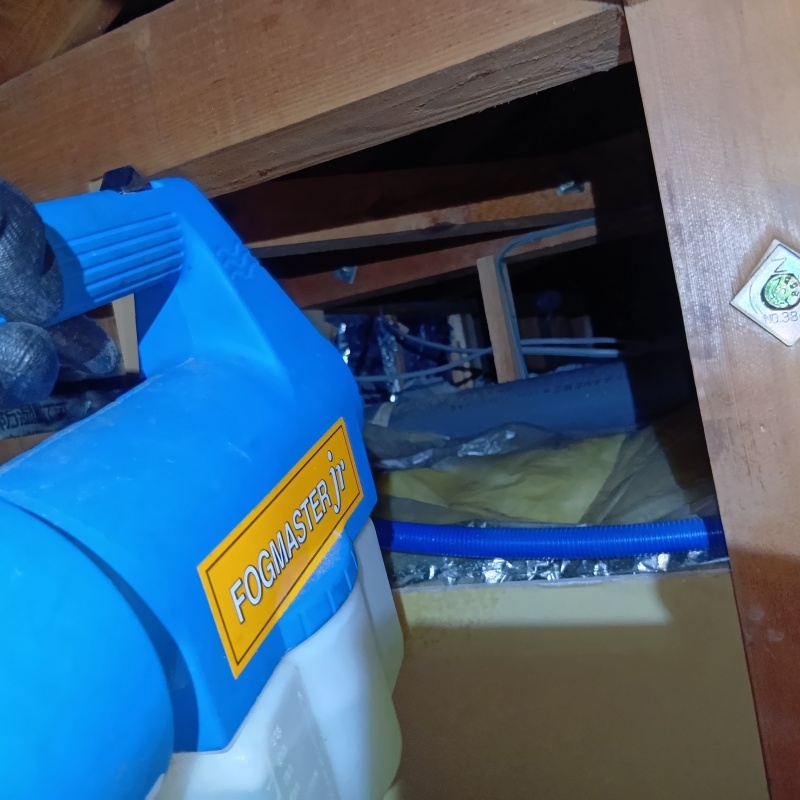 屋根裏に除菌剤を散布