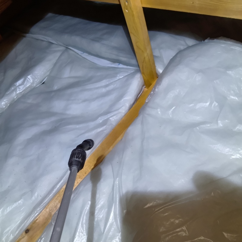 屋根裏に殺虫剤を散布