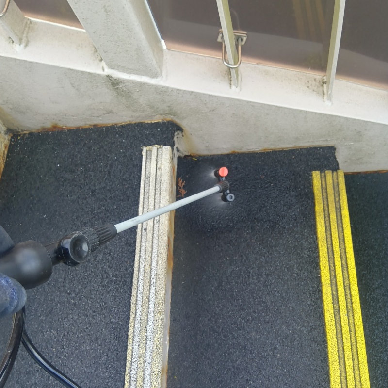 設備全体に忌避剤をスプレー