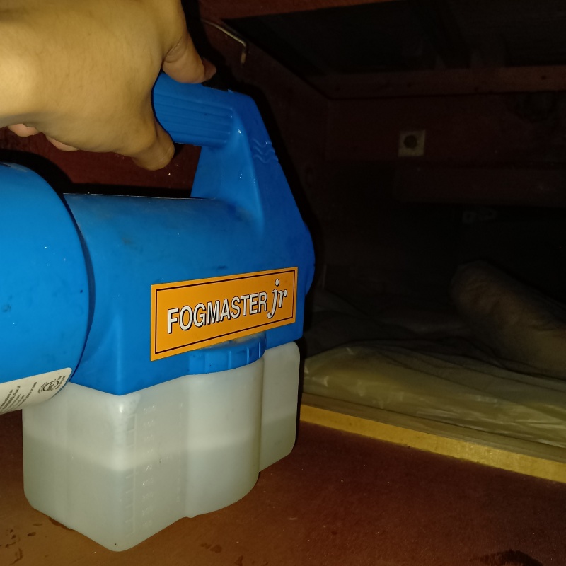 屋根裏に除菌剤を散布