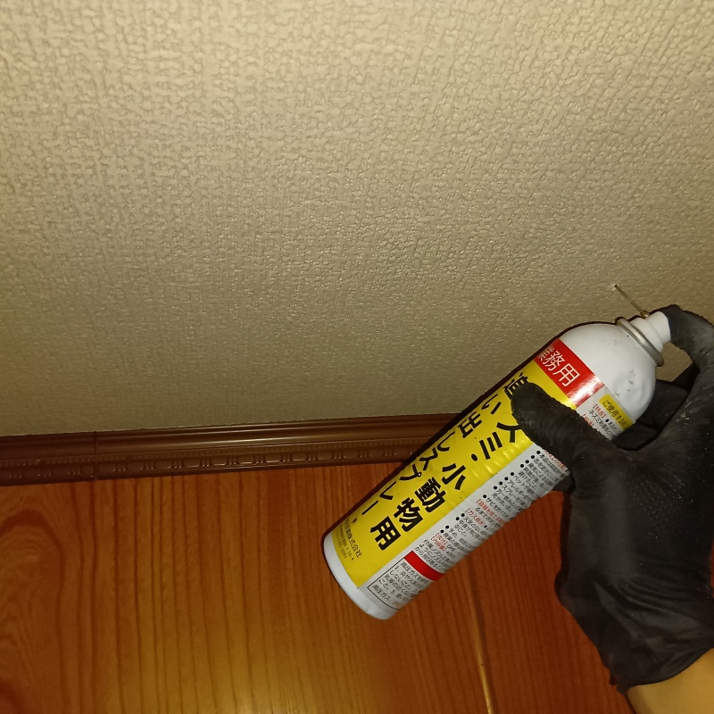 壁内に穴を開けて忌避剤を注入