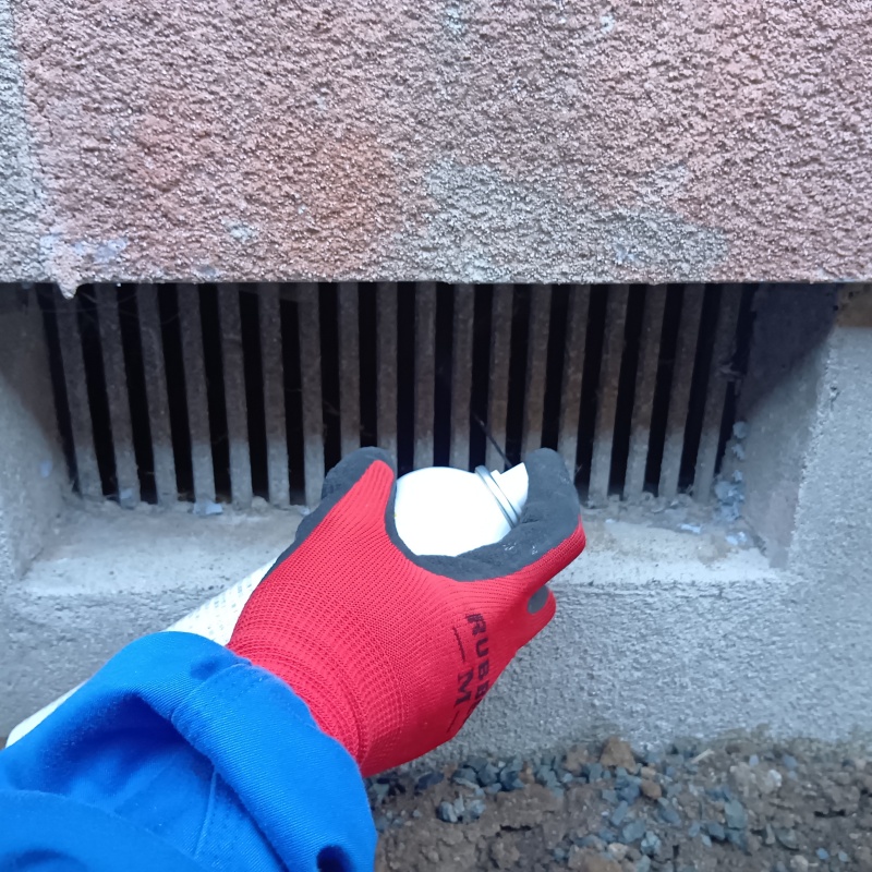 床下換気口から忌避スプレーを散布