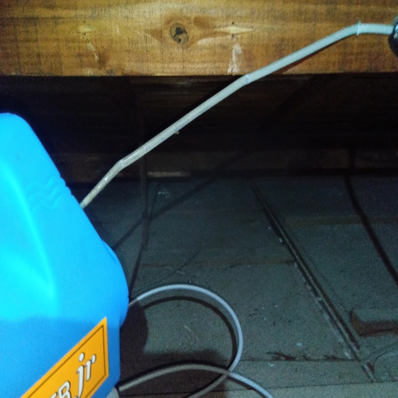 フン噴霧器で除菌・消臭剤を散布