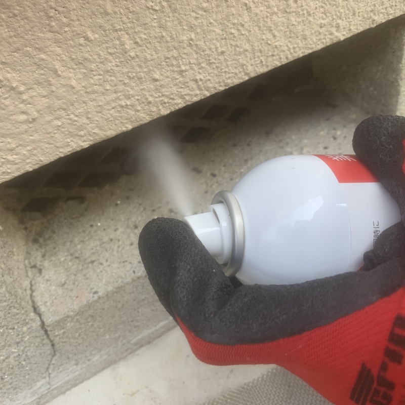 床下換気口から忌避剤をスプレー