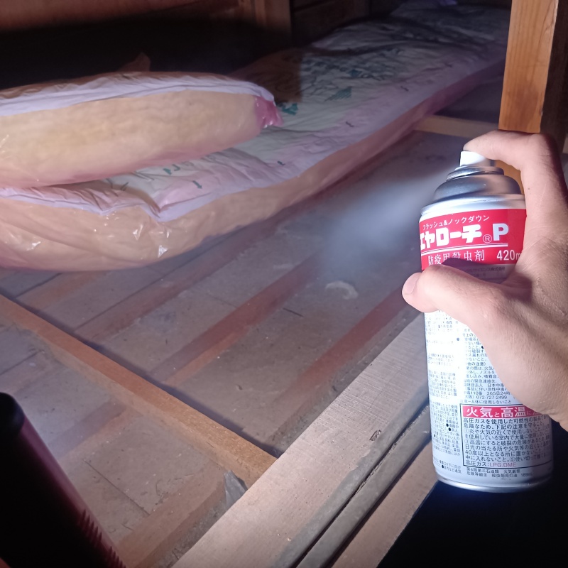 殺虫剤をスプレー