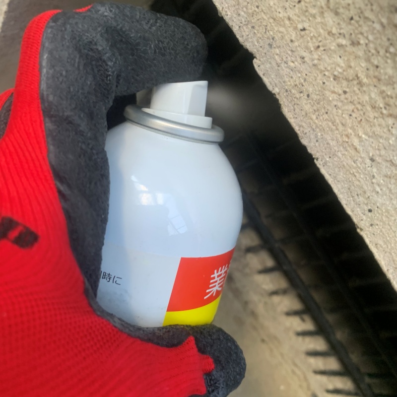 床下換気口から忌避剤をスプレー