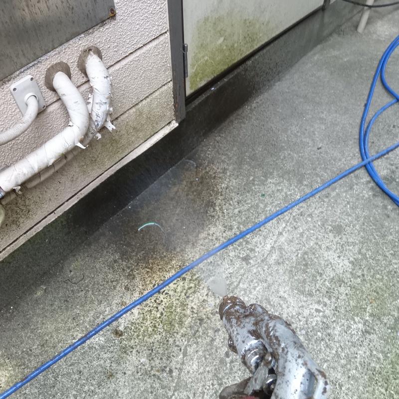 建物の外周にシロアリ駆除剤を散布