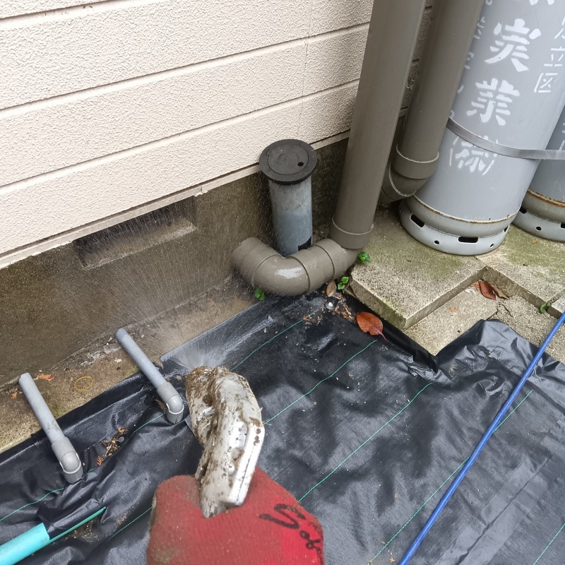 建物の外周にシロアリ駆除剤を散布