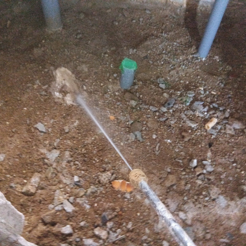 床下の地面にシロアリ駆除剤を散布