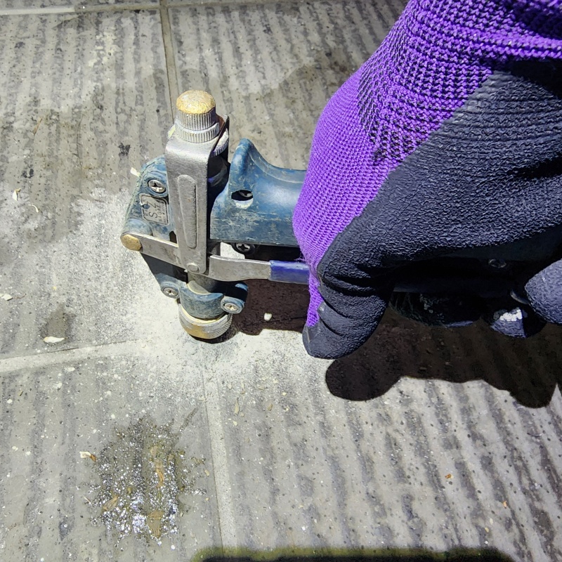 床に防蟻剤を注入