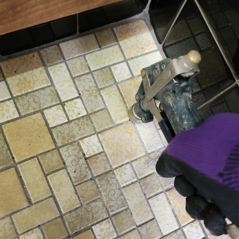 床に防蟻剤を注入