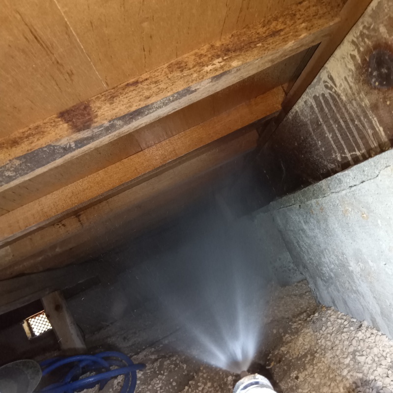 床下の木材にシロアリ駆除剤を散布