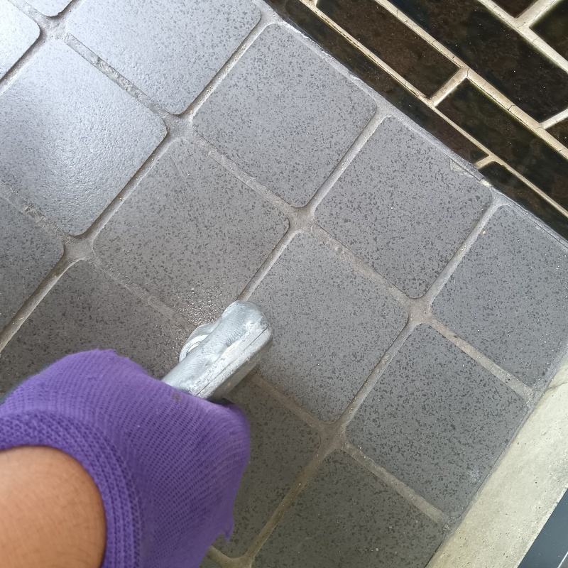 床にシロアリ駆除剤を注入
