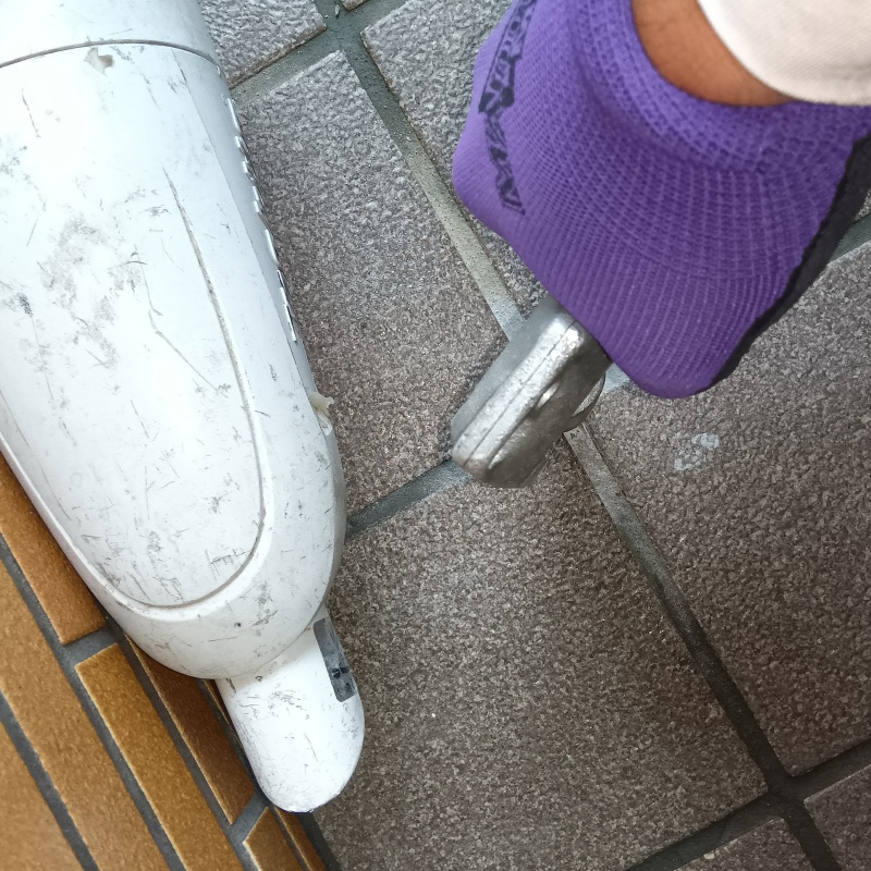 床にシロアリ駆除剤を注入
