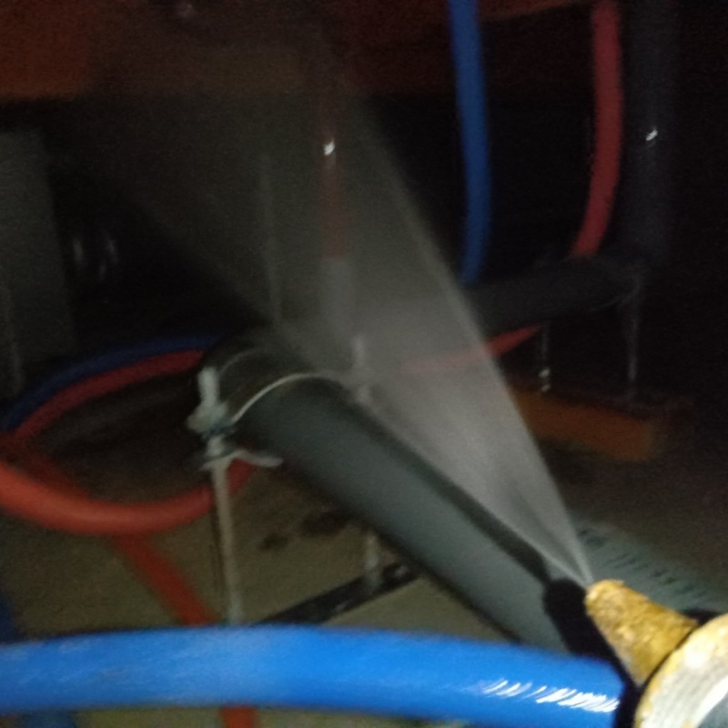 床下の木材にシロアリ駆除剤を散布