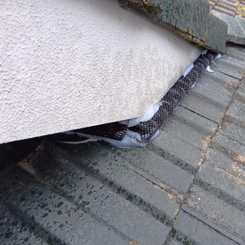 屋根と壁の接合部分のすき間を封鎖