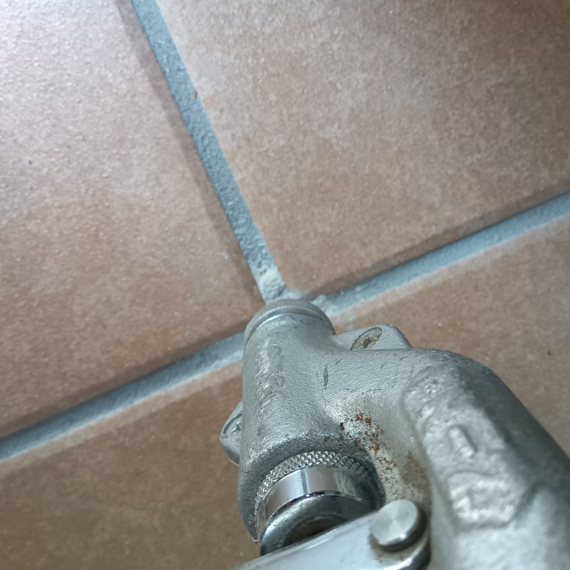 床にシロアリ駆除剤を注入