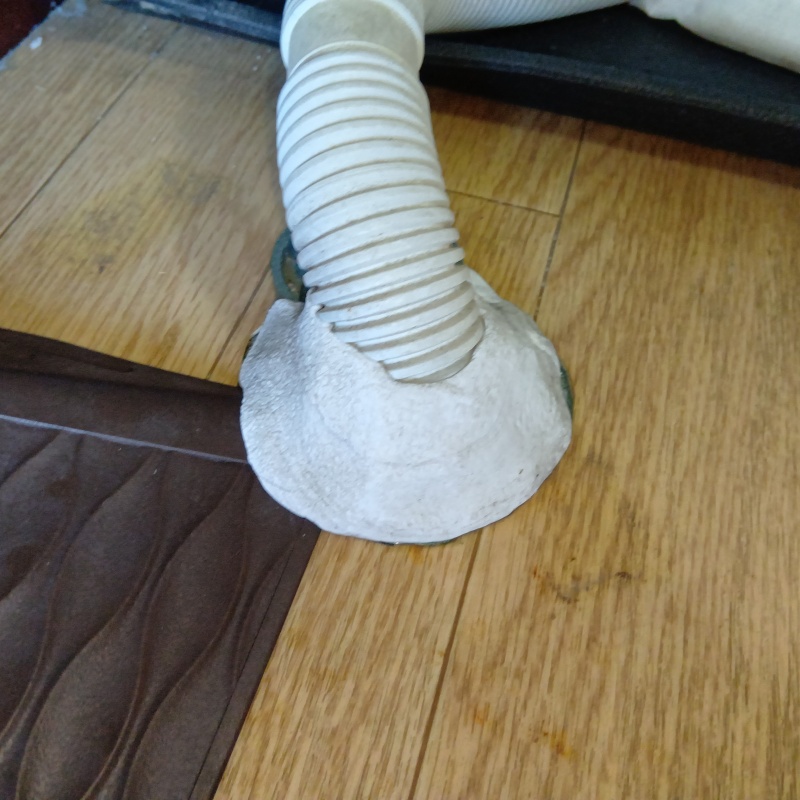 配管が通る穴のすき間を封鎖