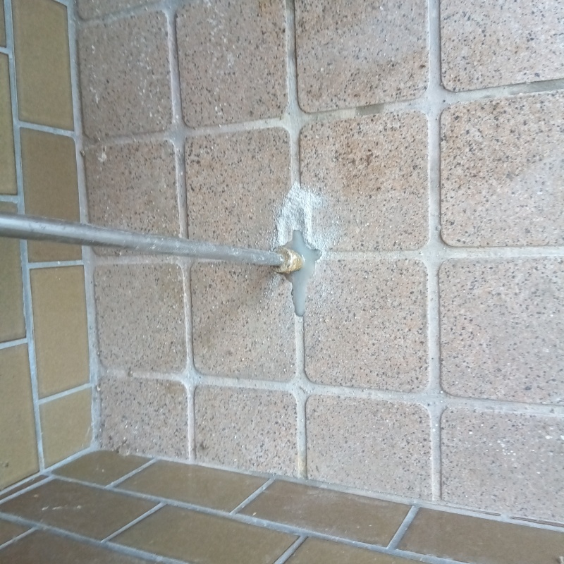 床にシロアリ駆除剤を注入