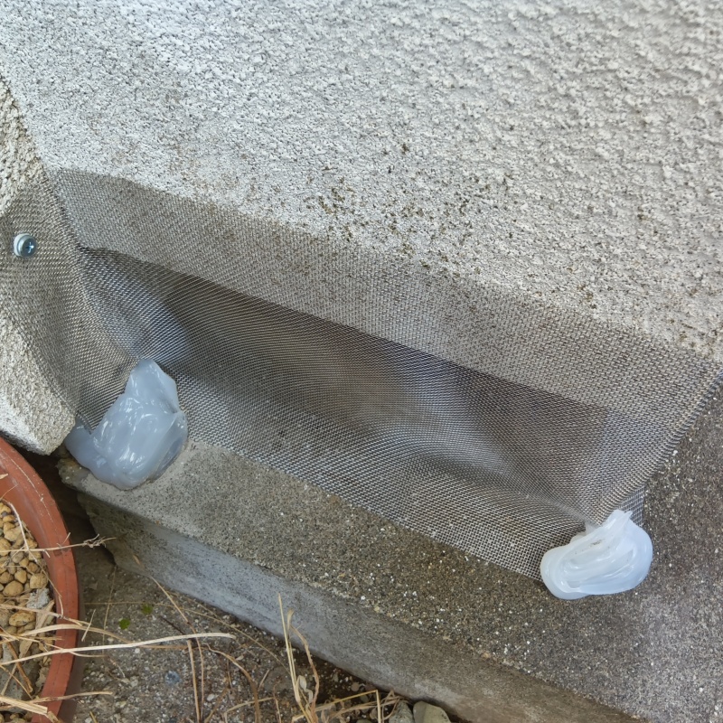 基礎下の開口部をネットで封鎖