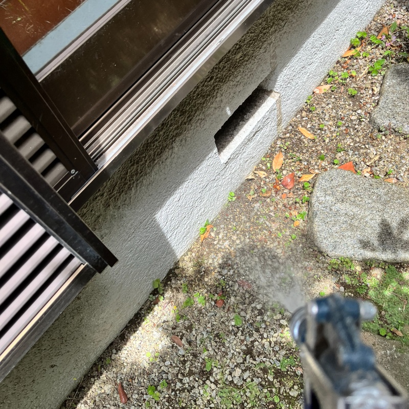 外周にシロアリ駆除剤を散布